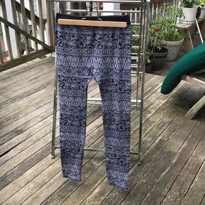 Black and grey patterned warm leggings